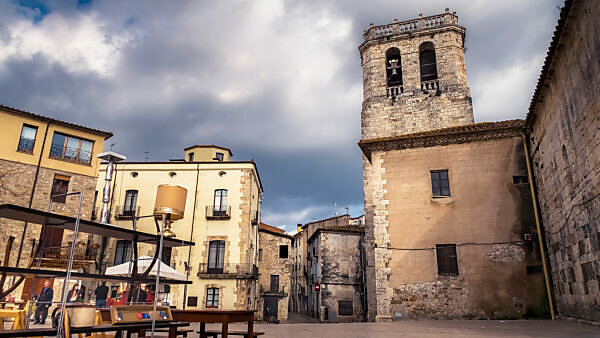Saturday market at the side of the Sant Pere monastery in the Placa Prat de Sant Pere in Besalú. The monastery church was built in the 12th century. The place has been recognized as a cultural asset (Bien de Interés Cultural) in the Conjunto histórico-artístico category since 1966. Saturday market at the side of the Sant Pere monastery in the Placa Prat de Sant Pere in Besalú. The monastery church was built in the 12th century. The place has been recognized as a cultural asset (Bien de Interés Cultural) in the Conjunto histórico-artístico category since 1966.
